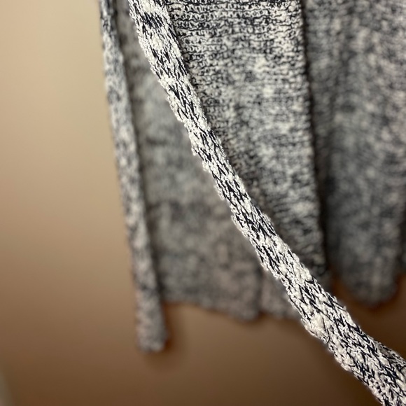 Women’s Sleeveless Sweater Tunic - Picture 4 of 4